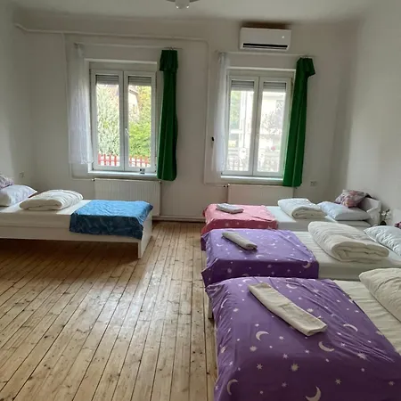 Cozy House With Garden And Freeparking Apartmán