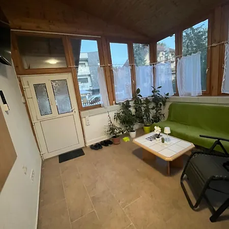 Apartmán Cozy House With Garden And Freeparking *
