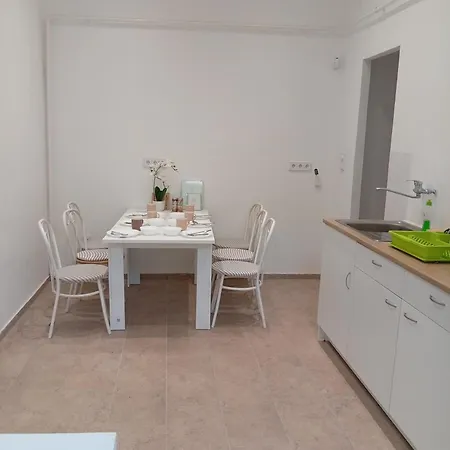 Cozy House With Garden And Freeparking *