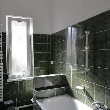 Apartmán Cozy House With Garden And Freeparking