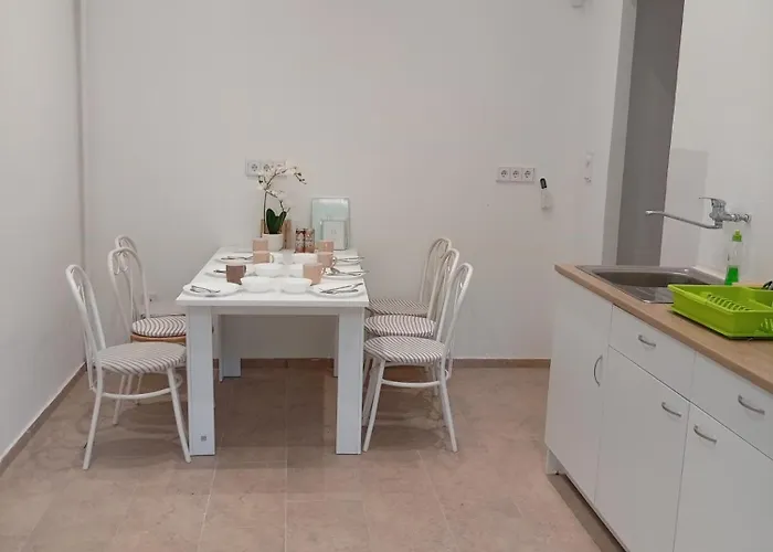 Cozy House With Garden And Freeparking *